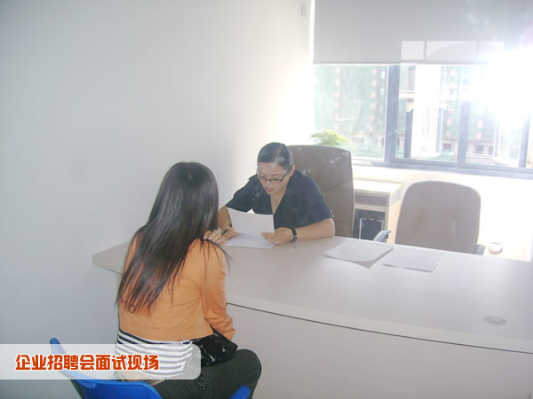 企业招聘会面试现场